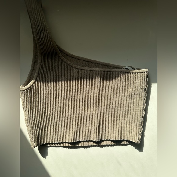 Babaton Aritzia Sculpt Knit One-Shoulder Cropped Tank Fluent Taupe Medium - Picture 4 of 4